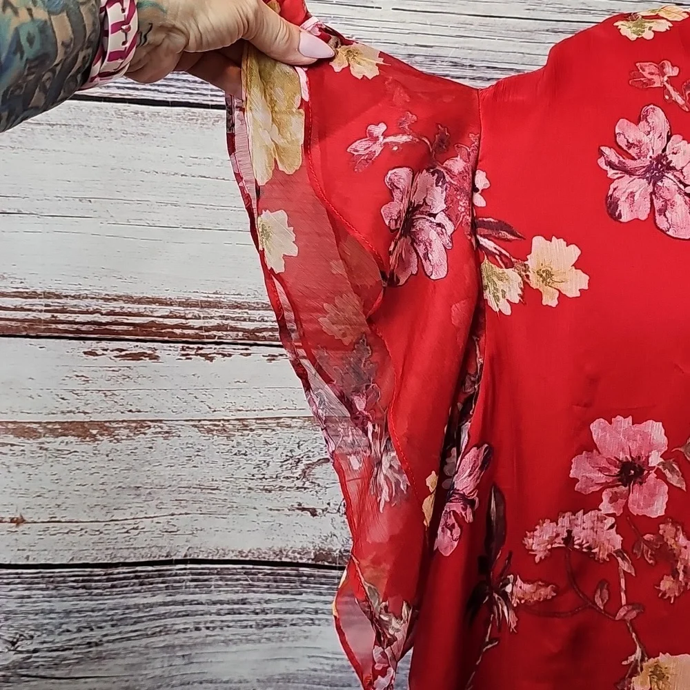 VINCE CAMUTO RED FLORAL LINED TIERED FLUTTER SLEEVE PULLOVER BLOUSE - Picture 9 of 13